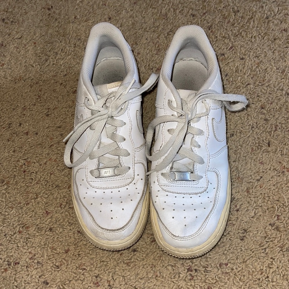 White Nike Air Force 1s Men’s 7/Women’s 8.5